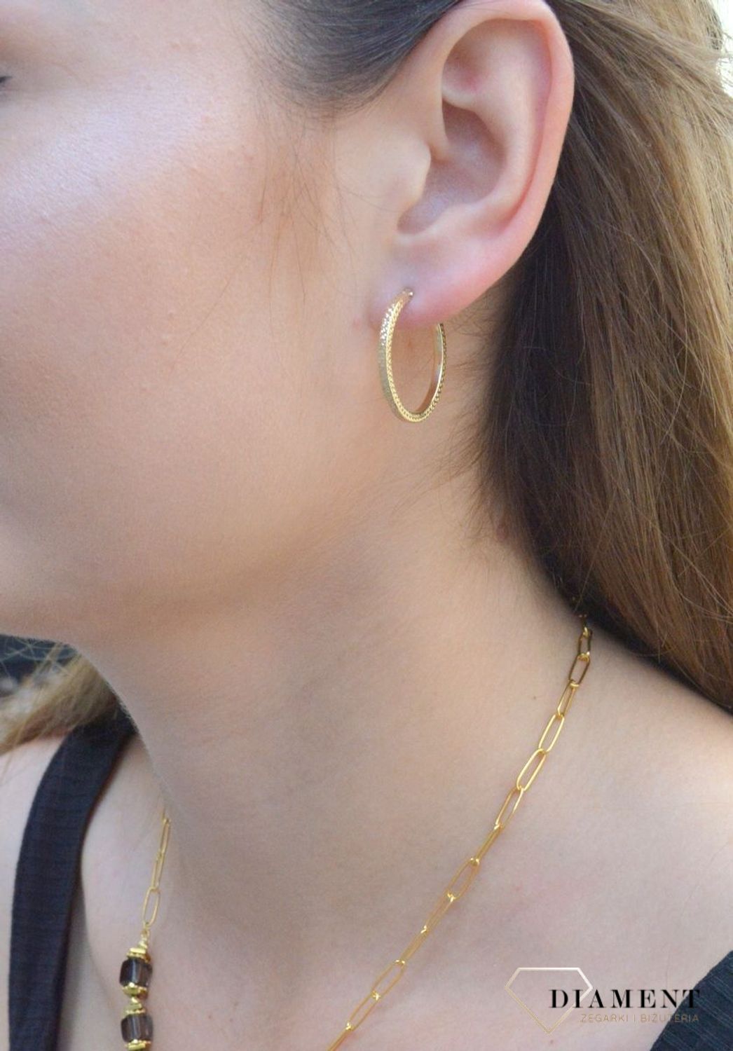 Złote kolczyki 333 koła grawerowane KL 11265A 333. Eleganckie, grawerowane kolczyki koła wykonane ze złota próby 333 o wadze około 1,96 g oraz średnicy około 2,4 cm. Ich kształt jest uniwersalny..jpg